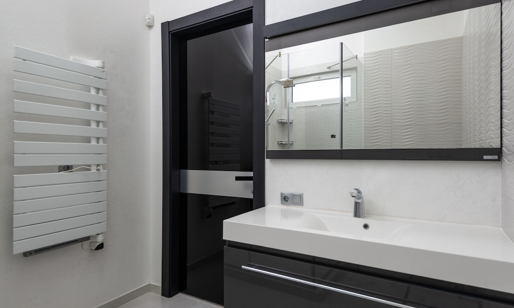 Al momento stai visualizzando Idee e suggerimenti per progettare un bagno in bianco e nero