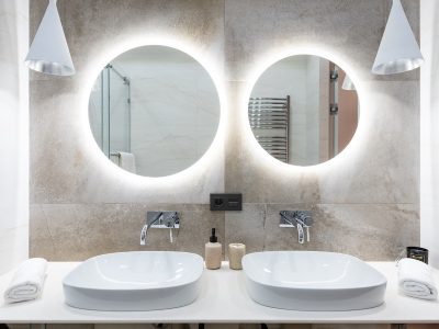 Tendenze arredo bagno 2023: dai materiali naturali ai dettagli colorati