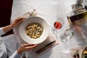 Scopri di più sull'articolo Galateo: come si serve a tavola evitando brutte figure con i commensali