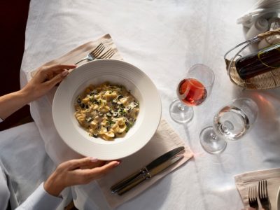 Galateo: come si serve a tavola evitando brutte figure con i commensali