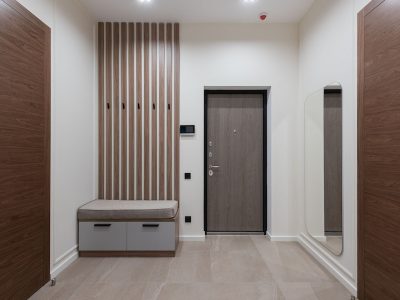 11 idee per arredare un ingresso moderno con specchi, colori e piccoli mobili