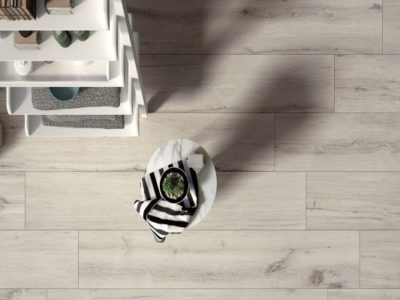 Pavimenti in ceramica effetto legno: perché sono differenti dai parquet?