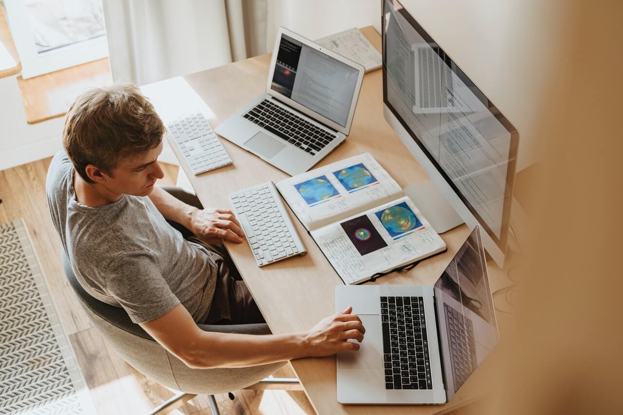 Al momento stai visualizzando Scrivania per smart working: ecco la migliore per il tuo home office