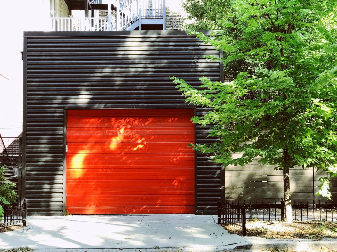 Al momento stai visualizzando Quali porte per garage avvolgibili scegliere? Caratteristiche, materiali e costi