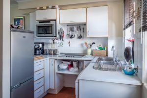 Scopri di più sull'articolo Soluzioni salvaspazio in cucina: come organizzare un ambiente piccolo