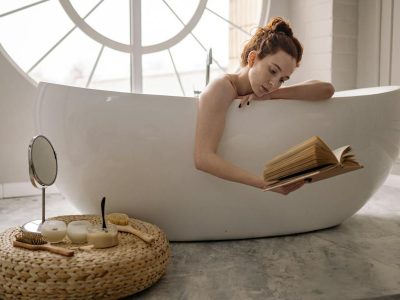 Vasca da bagno sotto la finestra: pro e contro