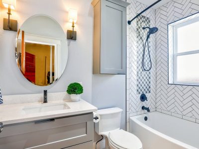 Box doccia sotto la finestra in bagni piccoli? Ecco gli svantaggi e le soluzioni
