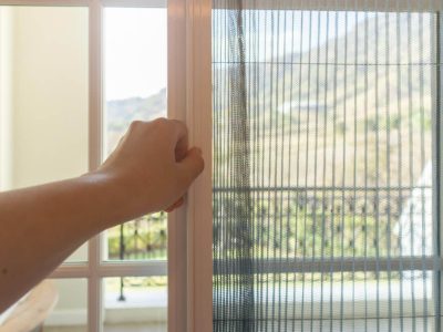 Zanzariera plissettata pro e contro: tutto quello che serve sapere